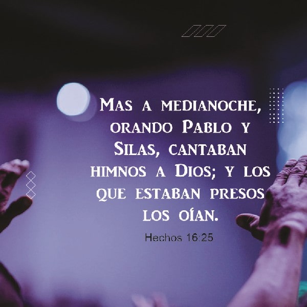 Hechos 16:25